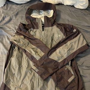 Men's Medium Mountain Hardwear Versteeg Rain Jacket Black/Gray
